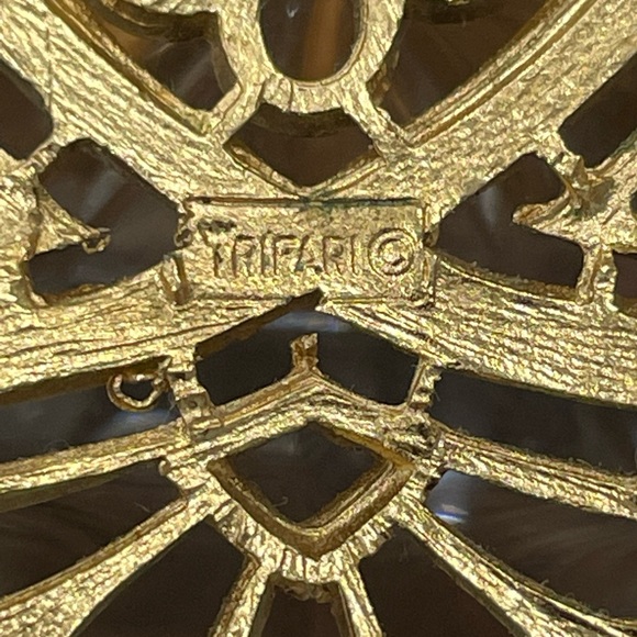 Vintage Uniquely Patterned Trifary Gold Brooch - Picture 3 of 5